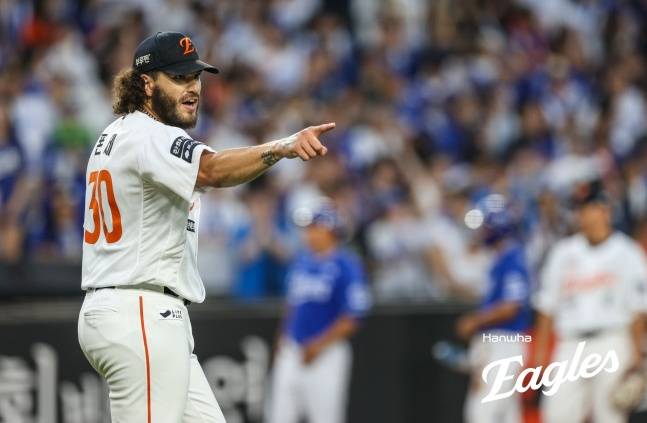 한화 코디 폰세가 지난 7월 30일 대전 삼성전에서 역투 후 미소 짓고 있다. /사진=한화 이글스 제공