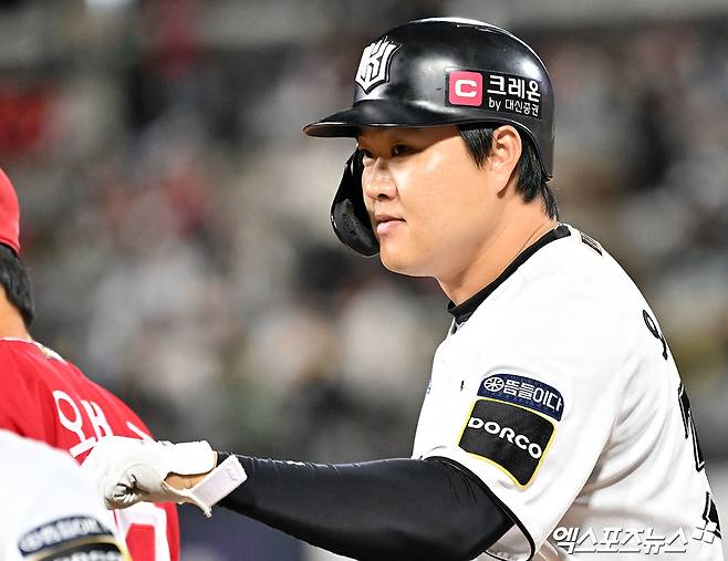 1일 오후 수원KT위즈파크에서 열린 '2024 신한 SOL Bank KBO리그' SSG 랜더스와 KT 위즈의 5위 결정전 경기, 8회말 무사 1루 KT 오재일이 우전안타를 날린 후 기뻐하고 있다. 엑스포츠뉴스DB