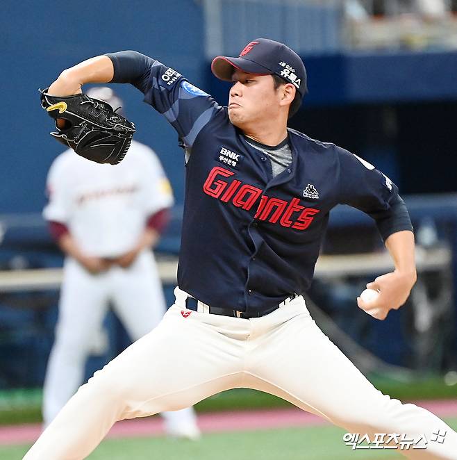 롯데 자이언츠 좌완 김진욱이 지난 16일  김해 상동구장에서 열린 2025 울산-KBO Fall League 일본 독립리그팀과의 경기에 선발등판, 5이닝 7피안타 2피홈런 2볼넷 4탈삼진 3실점을 기록했다. 사진 엑스포츠뉴스 DB
