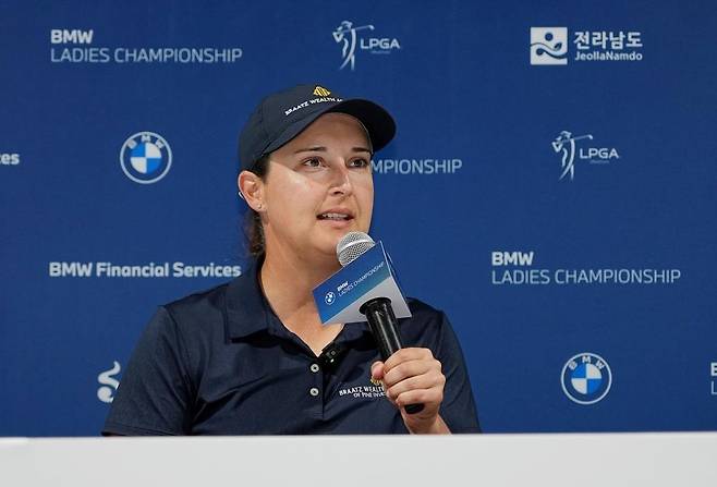 인터뷰하는 린디 덩컨 린디 덩컨이 16일 전남 해남군 파인비치 골프링크스(파72·6천785야드)에서 열린 미국여자프로골프(LPGA) 투어 BMW 레이디스 챔피언십 1라운드를 마친 뒤 인터뷰하고 있다. [BMW 레이디스 챔피언십 대회 조직위원회 제공. 재배포 및 DB 금지]