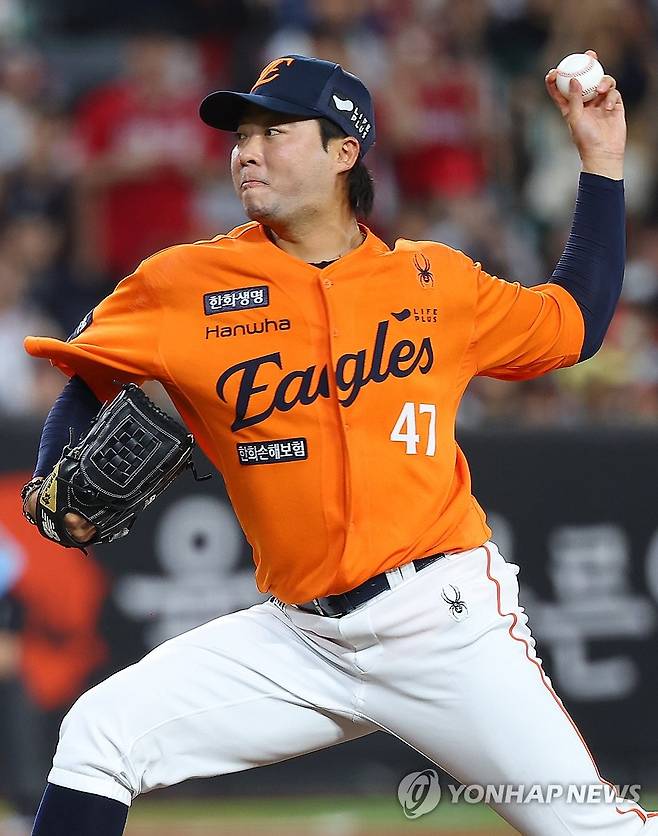 역투하는 김범수 (대전=연합뉴스) 김도훈 기자 = 26일 대전 한화생명 볼파크에서 프로야구 2025 신한 SOL 뱅크 KBO리그 SSG 랜더스와 한화 이글스 경기. 6회초 교체 투입된 한화 김범수가 역투하고 있다. 2025.7.26 superdoo82@yna.co.kr