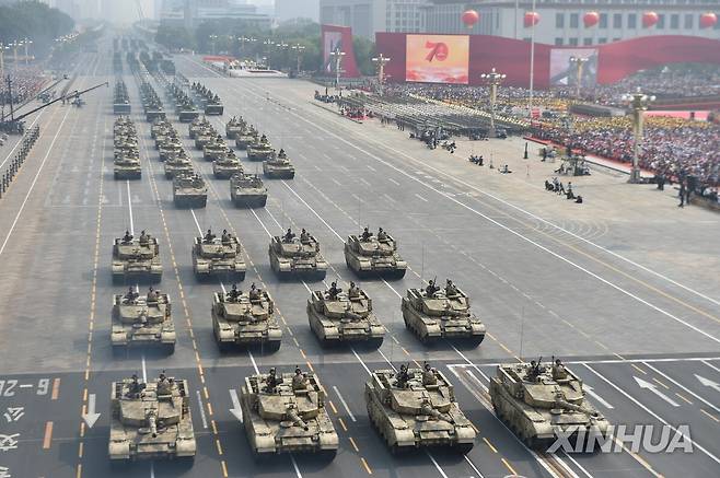 중국 전승절 80주년 열병식에서 행진하는 전차들 [신화=연합뉴스 자료사진]