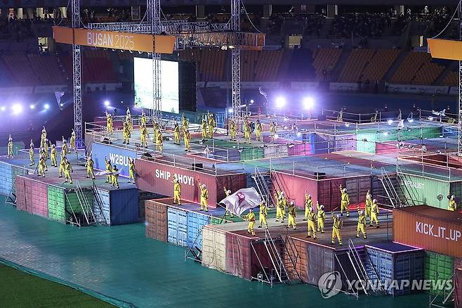 제106회 전국체전 개회식 공연 (부산=연합뉴스) 강선배 기자 = 17일 오후 부산 연제구 부산아시아드주경기장에서 열린 '제106회 전국체육대회' 개회식에서 식전 공연이 펼쳐지고 있다.
    이번 전국체전은 재외동포 등 전국 17개 시도에서 총 3만여 명의 선수단이 참가해 50개 종목에서 열전을 펼친다. 2025.10.17 sbkang@yna.co.kr