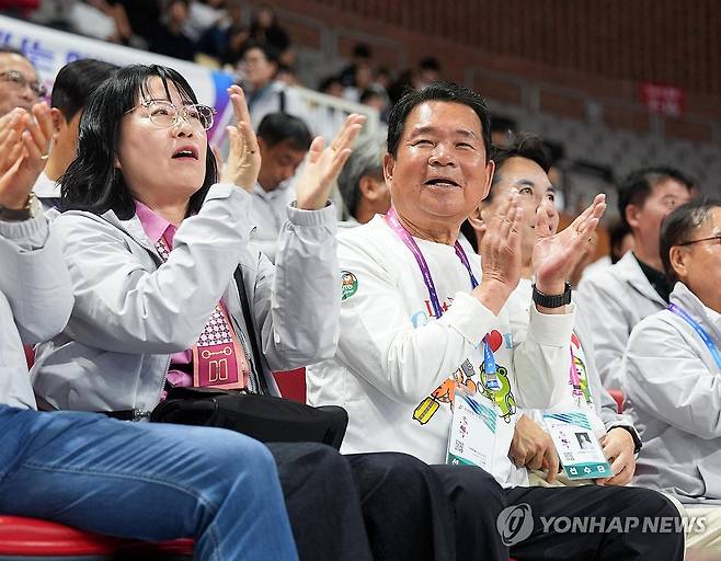 전국체전 출전 강원 학생 선수단 응원하는 신경호 교육감 (춘천=연합뉴스) 17일 부산광역시 일원에서 열리는 '제106회 전국체육대회'에서 신경호 강원특별자치도교육감과 교직원들이 강원 학생 선수단을 응원하고 있다. 2025.10.17 [강원특별자치도교육청 제공. 재판매 및 DB 금지] yangdoo@yna.co.kr