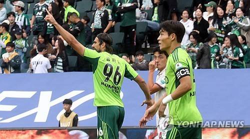 18일 전북 전주월드컵경기장에서 열린 2025 하나은행 K리그1 최종전(33라운드) 전북 현대와 수원 FC의 경기. 전북 현대 콤파뇨가 선제골을 넣은 뒤 환호하고 있다. 연합뉴스 제공