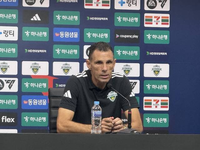 18일 전주월드컵경기장에서 수원FC를 2-0으로 꺾고 K리그1 최종 우승을 확정지은 전북현대모터스FC 거스 포옛 감독이 경기 후 기자회견에서 취재진의 질문에 답변하고 있다. 박현우 기자