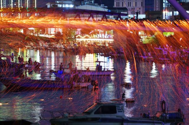 18일 오후 부산 사하구 장림항에서 열린 ‘장림항 부네치아 아트프리마켓’에서 행사의 하이라이트인 낙화놀이가 장림포구 수로를 화려하게 수놓고 있다. 정종회 기자 jjh@