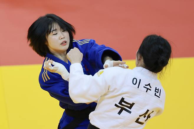 ▲ 18일 부산 부경대학교 대연캠퍼스체육관에서 열린 제106회 전국체육대회 유도 여자 일반부 57㎏급 8강전에서 허미미(경북체육회)가 이수빈(부산북구청)을 상대하고 있다. 연합뉴스