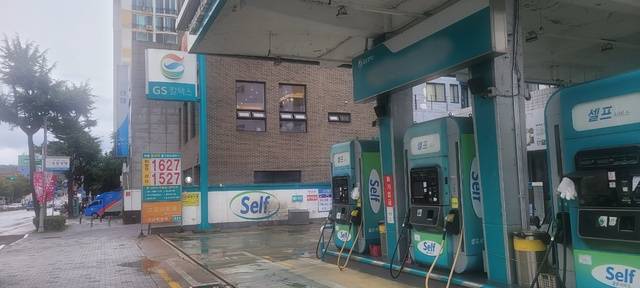 추석 연휴 전후로 상승세를 이어갔던 국내 휘발유 가격이 4주 만에 하락세로 돌아섰다. 대구지역의 휘발유 평균 판매 가격도 전주 대비 0.4원 하락한 ℓ당 평균 1천633.2원으로 전국 최저가 타이틀을 탈환한 가운데 18일 오전 대구 북구 한 주유소 가격 안내판에 ℓ당 휘발유 1천627원, 경유 1천527원으로 표기되어 있다.