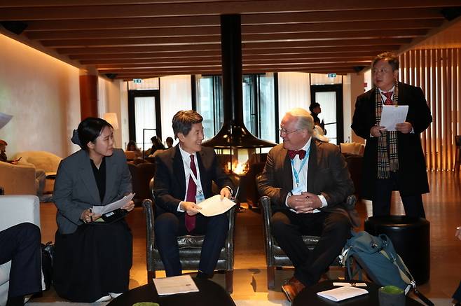 이강덕 포항시장이 올라뷔르 라그나르 그림손 북극서클총회의장과 이야기를 나누고 있다. <포항시 제공>