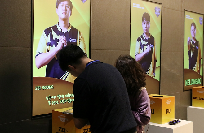 행사장을 찾은 팬이 승부 예측 행사에 참여했다(제공=컴투스).