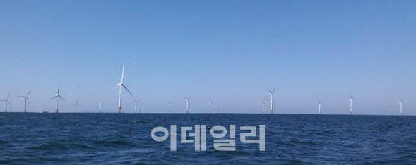 해상풍력 20기가 전북 부안·고창 앞바다인 전북 서남권 해상풍력 실증단지에 설치돼 전력을 생산하고 있다. (사진=최훈길 기자)