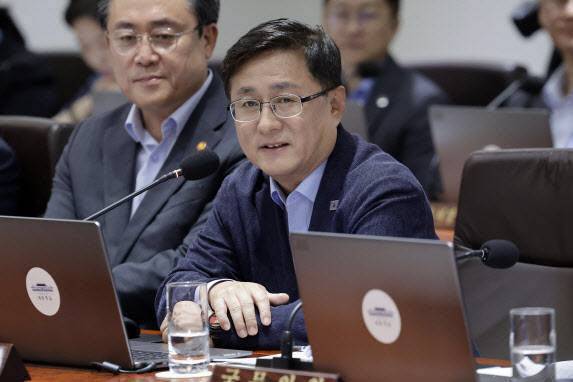 김성환 기후에너지환경부 장관은 본격적으로 신재생 확대 등 에너지 전환에 나설 방침이다. 사진은 김 장관이 서울 용산 대통령실 청사에서 열린 국무회의에서 인사말을 하고 있는 모습. (사진=뉴시스)