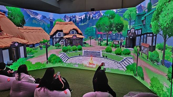 - 가장 안쪽에 마련된 ASMR 존에서는 빈백 의자에 앉아 편안하게 마을의 전경을 볼 수 있다 "마을 안에서도 유저들이 자주 모여 노는 장소의 전경이 표시됐다. '만남'이라는 주제를 살린 것일까?"&nbsp;