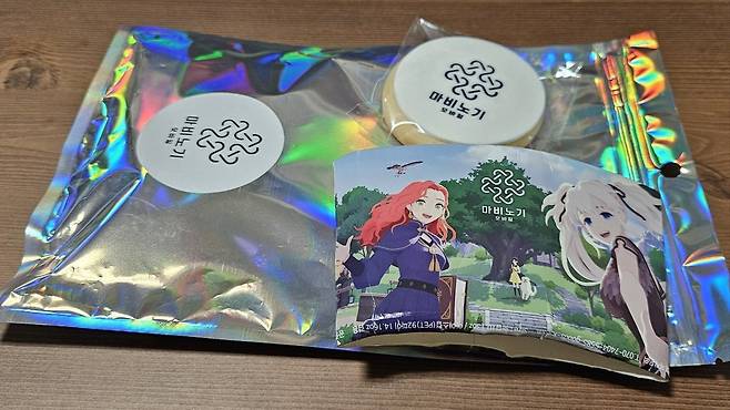 - 입장할 때는 굿즈를, 퇴장할 때는 쿠키와 음료(커피/에이드)를 준다 "현장에서는 앉아 촬영할 곳이 없어 부득이 집에 와서 촬영했다"