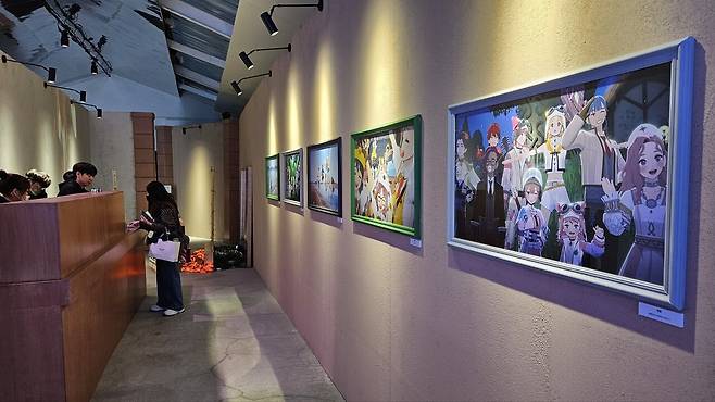 - 퇴장하는 길. "길드 단위로 촬영한 스크린샷이 전시되어 있다"