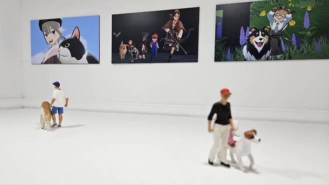 - 안쪽엔 애완동물과 함께 하는 스크린샷이 전시되어 있었다 "공간에 설치된 장식품도 이 작은 전시 공간의 콘셉트를 한 눈에 알려준다"