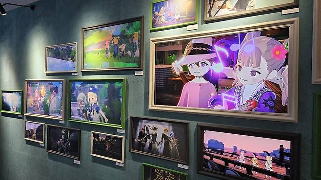 - 에린에서의 일상을 담은 이런저런 스크린샷들 "디지털 액자라 일정 시간마다 걸리는 그림이 바뀐다. 스크린샷 전시회이기에&nbsp;가능한 전시 형태라 볼 수 있다"