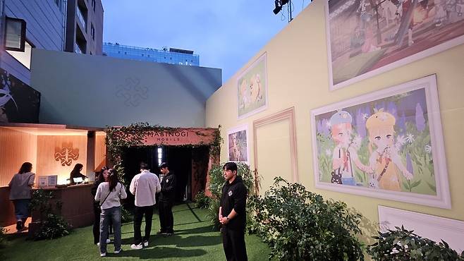 - 들어가면 바로 보이는 모습 "이멘마하 로흐 리오스 근처에 있을 것만 같은 분위기로 꾸며졌다"