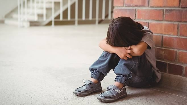 어린 시절 외로움을 경험했던 성인은 치매 위험이 더 높다는 연구결과가 발표됐다｜출처: 클립아트코리아