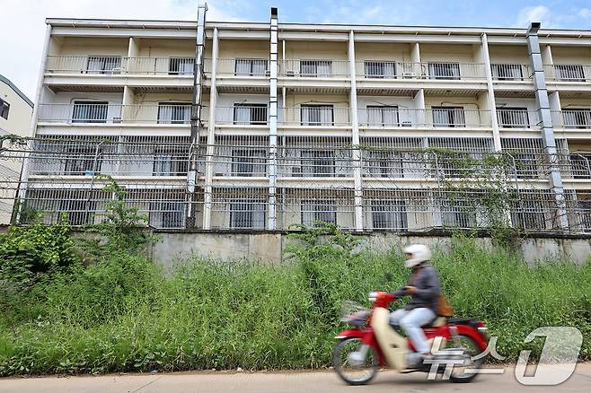 최근 캄보디아에서 한국인 대상 취업사기 및 감금 사건 등 각종 범죄에 연루되는 사례가 잇따르고 있다. 사진은 15일 캄보디아 프놈펜 주요 범죄 단지로 알려진 원구 단지. 2025.10.15/뉴스1 ⓒ News1 김도우 기자