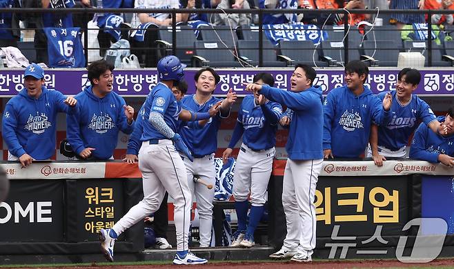 18일 대전 한화생명볼파크 열린 프로야구 2025 신한 SOL뱅크 KBO 플레이오프 1차전 삼성 라이온즈와 한화 이글스의 경기, 삼성 디아즈가 2회초 무사 2,3루 상황에서 이재현의 2타점 2루타 때 득점을 올린 후 더그아웃에서 하이파이브를 하고 있다. ⓒ News1 김성진 기자