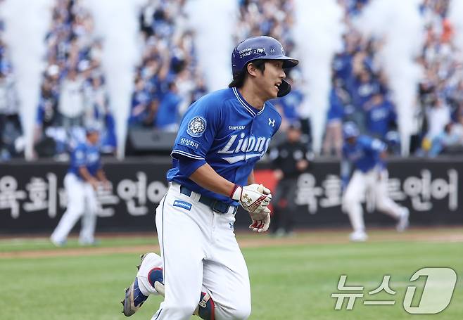 18일 대전 한화생명볼파크 열린 프로야구 2025 신한 SOL뱅크 KBO 플레이오프 1차전 삼성 라이온즈와 한화 이글스의 경기, 삼성 이재현이 2회초 무사 2,3루 상황에서 2타점 적시 2루타를 치고 있다. 2025.10.18/뉴스1 ⓒ News1 김성진 기자