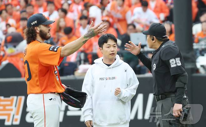 18일 대전 한화생명볼파크 열린 프로야구 2025 신한 SOL뱅크 KBO 플레이오프 1차전 삼성 라이온즈와 한화 이글스의 경기에서 3회초 무사 1,3루 구자욱 타석에 한화 폰세 투수의 투구시간에 주심이 이야기를 하고 있다. 2025.10.18/뉴스1 ⓒ News1 김기남 기자