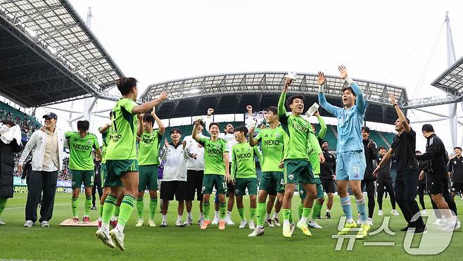 18일 전북 전주월드컵경기장에서 열린 하나은행 K리그1 2025시즌 풀리그 최종 33라운드 경기에서 전북 현대가 수원FC를 2대 0으로 꺾고 통산 10번째 우승을 차지했다. 우승이 확정된 뒤 전북 선수들과 코칭스태프가 환호하고 있다. (한국프로축구연맹 제공. 재판매 및 DB 금지) 2025.10.18/뉴스1