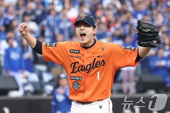 18일 대전 한화생명볼파크 열린 프로야구 2025 신한 SOL뱅크 KBO 플레이오프 1차전 삼성 라이온즈와 한화 이글스의 경기, 한화 문동주가 7회초 수비를 삼자범퇴로 막아낸 후 더그아웃을 향하며 포효하고 있다. 2025.10.18/뉴스1 ⓒ News1 김성진 기자