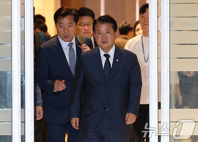 더불어민주당 재외국민 안전대책단 김병주 단장과 의원들이 15일 오후 인천국제공항 제2터미널을 통해 캄보디아로 출국하고 있다. 2025.10.15/뉴스1 ⓒ News1 오대일 기자