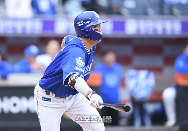 삼성 김영웅이 18일 대전 한화생명볼파크에서 열린 2025 KBO 포스트시즌 플레이오프 1차전 한화와 경기 2회초 무사1루 2루타를 치고 있다. 대전 | 최승섭기자 thunder@sportsseoul.com