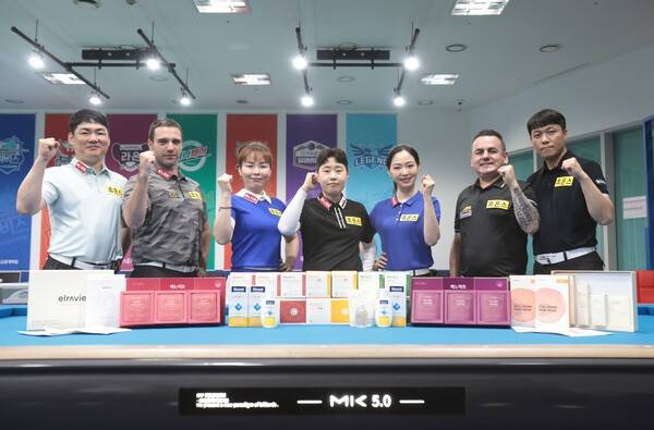 20일 개막하는 '휴온스 PBA-LPBA 챔피언십'에 앞서 휴온스 선수들이 포토콜에서 포즈를 취하고 있다. /사진=PBA