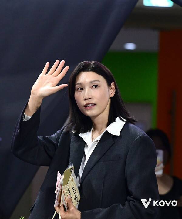 흥국생명 핑크스파이더스의 전설 김연경이 18일 인천 삼산월드체육관에서 열린 진에어 2025~2026시즌 정규리그 개막전 경기 후 열린 영구결번식에서 인사하고 있다. /사진=KOVO