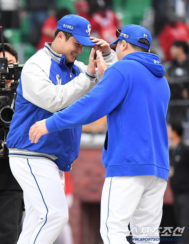 9일 인천SSG랜더스필드에서 열린 삼성과 SSG의 준PO 1차전. 삼성이 5대2로 승리했다. 박진만 감독이 승리투수 최원태와 하이파이브하고 있다. 인천=정재근 기자 cjg@sportschosun.com/2025.10.9/