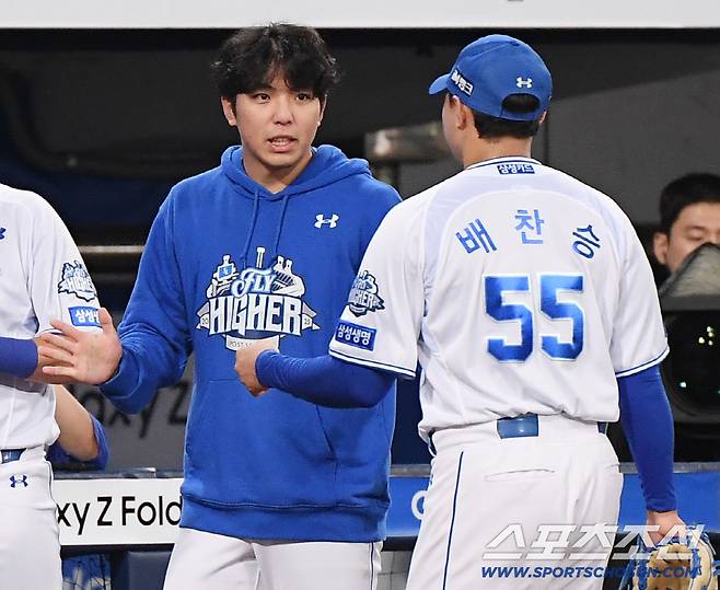 14일 대구 라이온즈파크에서 열린 SSG와 삼성의 준PO 4차전. 8회초 무사 3루에 등판해 실점없이 2아웃을 잡은 배찬승이 김영웅의 환영을 받고 있다. 대구=정재근 기자 cjg@sportschosun.com/2025.10.14/