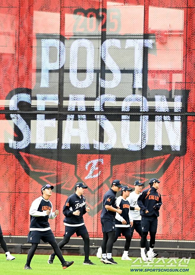 18일 대전 한화생명볼파크에서 삼성과 한화의 PO 1차전, 한화 투수진들이 워밍업을 하고 있다. 대전=허상욱 기자wook@sportschosun.com/2025.10.18/