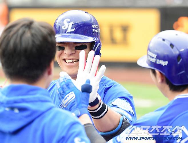 18일 대전 한화생명볼파크에서 열린 삼성과 한화의 PO 1차전. 2회초 1타점 희생플라이를 날린 삼성 강민호. 대전=송정헌 기자songs@sportschosun.com/2025.10.18/