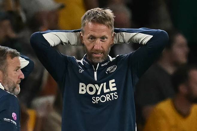 (FILES) West Ham United's English head coach Graham Potter gestures on the touchline during the English League cup second round football match between Wolverhampton Wanderers and West Ham United at the Molineux stadium in Wolverhampton, central England on August 26, 2025. Graham Potter has been dismissed by West Ham after only nine months, the club announced on its website, Saturday September 27. (Photo by Paul ELLIS / AFP) / RESTRICTED TO EDITORIAL USE. No use with unauthorized audio, video, data, fixture lists, club/league logos or 'live' services. Online in-match use limited to 120 images. An additional 40 images may be used in extra time. No video emulation. Social media in-match use limited to 120 images. An additional 40 images may be used in extra time. No use in betting publications, games or single club/league/player publications. /<저작권자(c) 연합뉴스, 무단 전재-재배포, AI 학습 및 활용 금지>