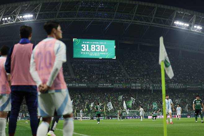 전주월드컵경기장/ K리그1/ 전북현대모터스 vs 울산HDFC/ 전광판/ 공식 관중 수/ 전석 매진/ 사진 김정수