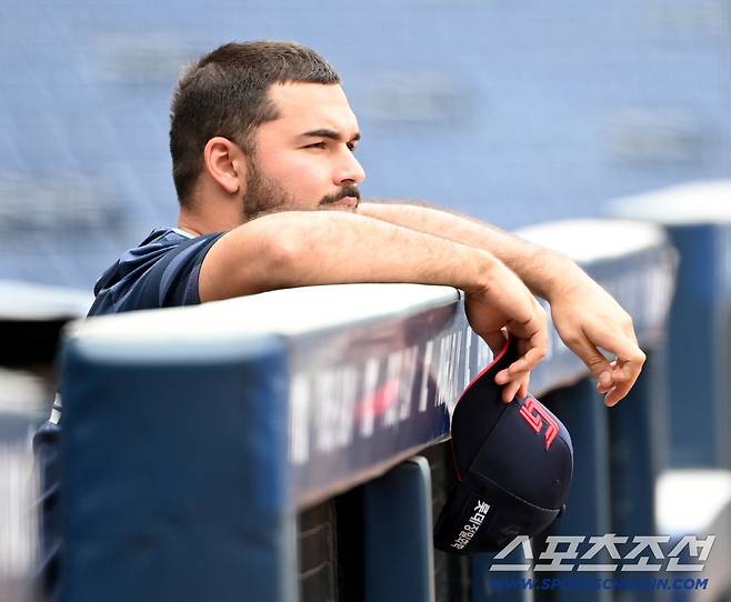 19일 창원NC파크에서 열린 롯데와 NC의 경기, 롯데 감보아가 워밍업 전 그라운드를 바라보고 있다. 창원=허상욱 기자wook@sportschosun.com/2025.09.19/