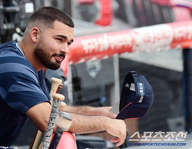 3일 수원 케이티위즈파크에서 열리는 KT와 롯데의 경기. 선발 등판을 앞두고 동료들 훈련 지켜보는 롯데 감보아. 수원=송정헌 기자songs@sportschosun.com/2025.09.03/
