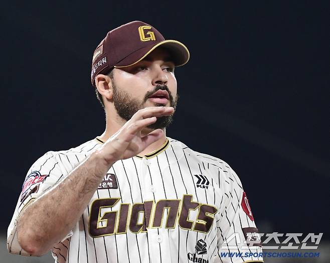 25일 울산 문수야구장에서 열린 KBO리그 롯데와 LG의 경기. 1회를 무실점으로 마친 롯데 선발 감보아. 울산=송정헌 기자songs@sportschosun.com/2025.09.25/