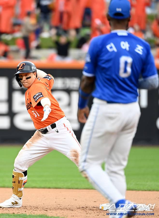 18일 대전한화생명볼파크에서 열린 삼성과 한화의 PO 1차전. 6회말 무사 2루 손아섭이 동점 1타점 2루타를 치고 환호하고 있다. 대전=허상욱 기자wook@sportschosun.com/2025.10.18/