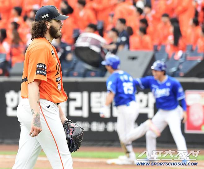 18일 대전 한화생명볼파크에서 열린 삼성과 한화의 PO 1차전. 4회초 삼성 김태훈이 한화 폰세를 상대로 솔로홈런을 날렸다. 홈런을 허용한 폰세. 대전=송정헌 기자songs@sportschosun.com/2025.10.18/