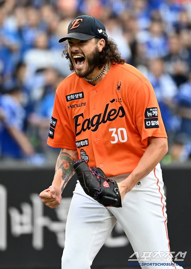 18일 대전한화생명볼파크에서 열린 삼성과 한화의 PO 1차전. 1회초 한화 폰세가 삼성 구자욱을 삼진으로 잡아내며 환호하고 있다. 대전=허상욱 기자wook@sportschosun.com/2025.10.18/