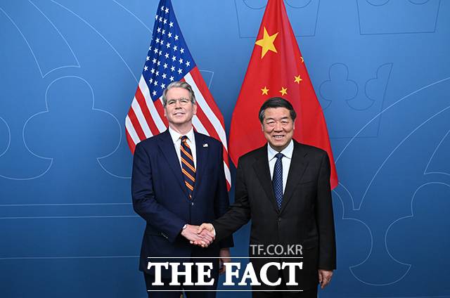 미중 무역 갈등 재점화가 우려된 가운데 양국의 경제 수장이 직접 소통에 나섰다. 사진은 지난 7월 28일(현지 시간) 스콧 베선트 미 재무부 장관(왼쪽)과 허리펑 중국 부총리가 회담에 앞서 악수하는 모습. /스톡홀름=뉴시스.신화.뉴시스