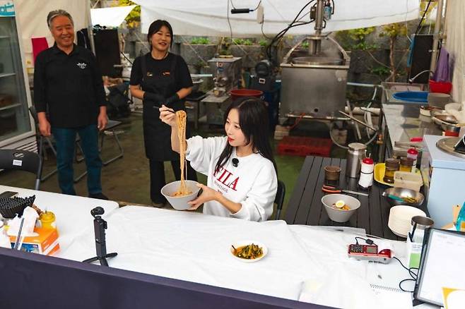 인기 먹방 유튜버 쯔양이 지난 17일 현장을 방문해 춘천막국수와 닭갈비를 즐기며 촬영을 진행하고 있다. 춘천시 제공