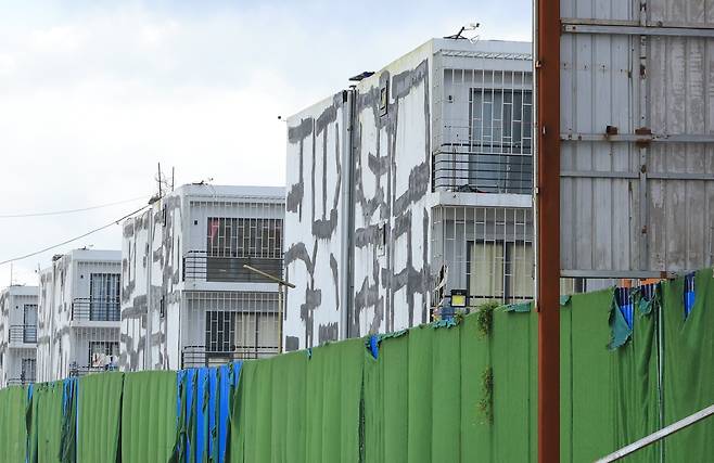 16일 오후 캄보디아 수도 프놈펜에서 200km 떨어진 보코 산 국립공원 내부 범죄 단지. 모든 방에 철조망이 설치돼 있다. /박성원 기자