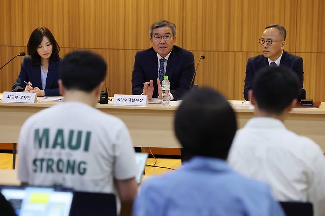 17일 오후 캄보디아 수도 프놈펜에 위치한 주캄보디아 한국대사관에서 박성주 경찰청 국가수사본부장, 김진아 외교부 2차관 등 정부 합동대응팀이 현안 기자회견을 하고 있다. /박성원 기자